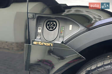 Позашляховик / Кросовер Audi e-tron 2022 в 