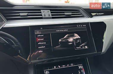 Позашляховик / Кросовер Audi e-tron 2022 в 