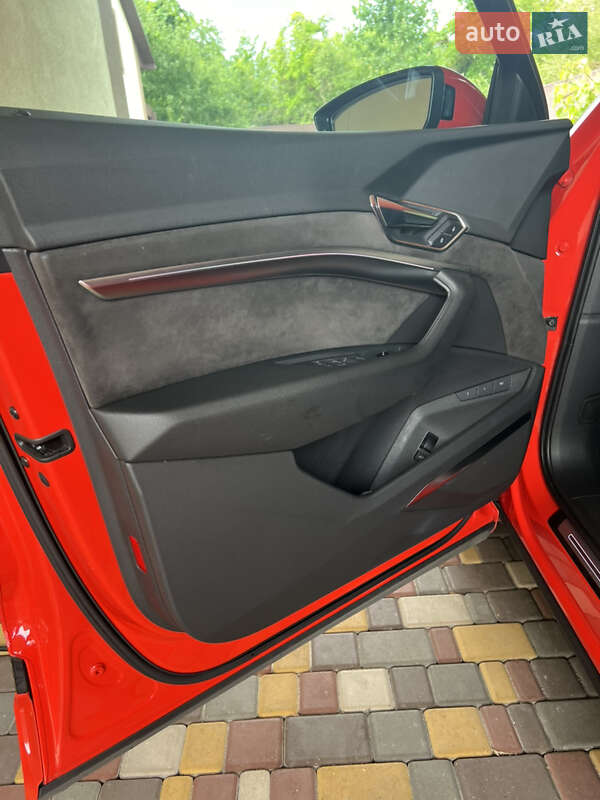 Внедорожник / Кроссовер Audi e-tron 2018 в Киеве фото 12 Внедорожник / Кроссовер Audi e-tron 2018 в Киеве