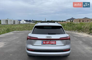 Внедорожник / Кроссовер Audi e-tron 2022 в 