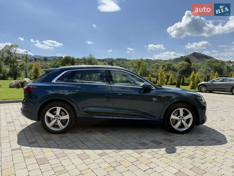 Внедорожник / Кроссовер Audi e-tron 2019 в Сваляве