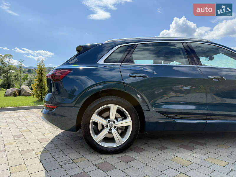 Внедорожник / Кроссовер Audi e-tron 2019 в Сваляве