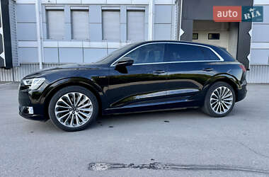 Внедорожник / Кроссовер Audi e-tron 2022 в 