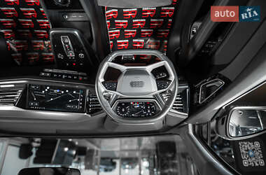 Позашляховик / Кросовер Audi e-tron 2022 в 