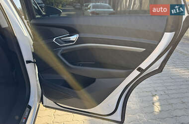 Внедорожник / Кроссовер Audi e-tron 2023 в 
