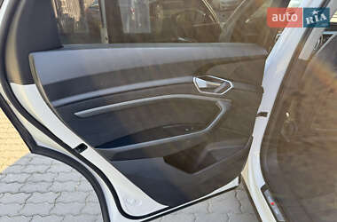 Внедорожник / Кроссовер Audi e-tron 2023 в 