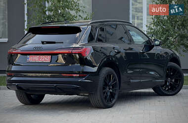Позашляховик / Кросовер Audi e-tron 2022 в 