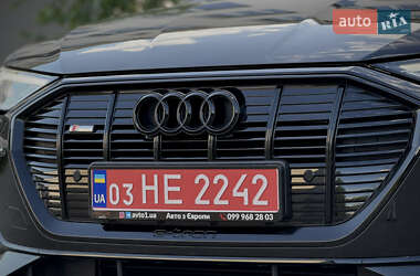 Позашляховик / Кросовер Audi e-tron 2022 в 