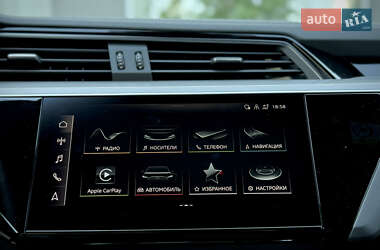 Позашляховик / Кросовер Audi e-tron 2022 в 