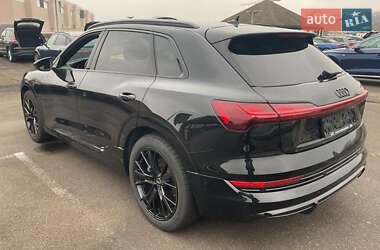 Позашляховик / Кросовер Audi e-tron 2022 в 