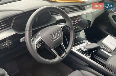 Позашляховик / Кросовер Audi e-tron 2022 в 