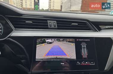 Позашляховик / Кросовер Audi e-tron 2022 в 
