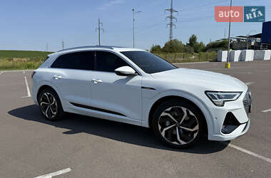 Внедорожник / Кроссовер Audi e-tron 2021 в 