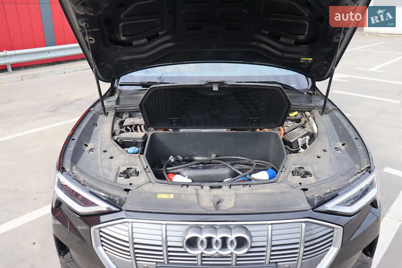 Позашляховик / Кросовер Audi e-tron 2019 в Києві фото 26 Позашляховик / Кросовер Audi e-tron 2019 в Києві