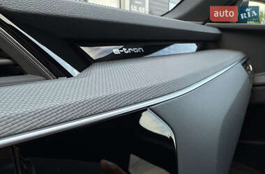 Внедорожник / Кроссовер Audi e-tron 2022 в 