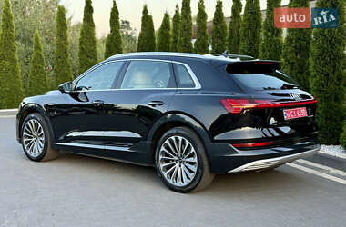 Внедорожник / Кроссовер Audi e-tron 2022 в 