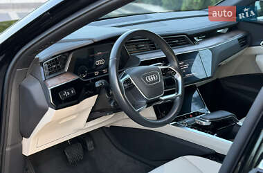 Внедорожник / Кроссовер Audi e-tron 2022 в 