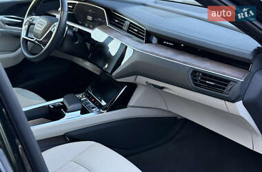 Внедорожник / Кроссовер Audi e-tron 2022 в 