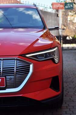 Позашляховик / Кросовер Audi e-tron 2021 в 