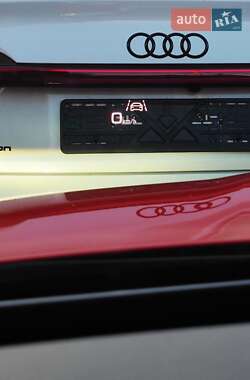 Позашляховик / Кросовер Audi e-tron 2021 в 