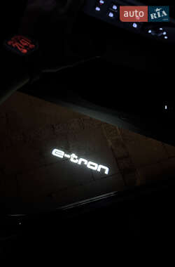 Внедорожник / Кроссовер Audi e-tron 2021 в 
