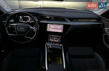 Позашляховик / Кросовер Audi e-tron 2023 в 