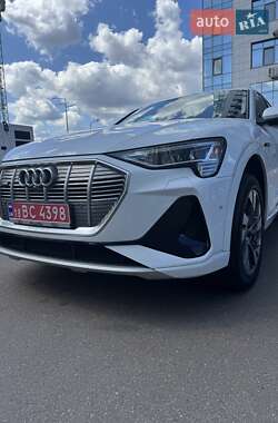 Внедорожник / Кроссовер Audi e-tron 2022 в 