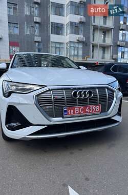 Внедорожник / Кроссовер Audi e-tron 2022 в 