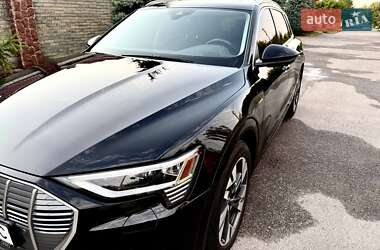 Внедорожник / Кроссовер Audi e-tron 2021 в 
