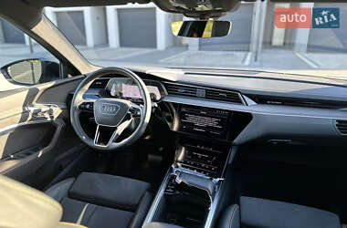 Внедорожник / Кроссовер Audi e-tron 2022 в 