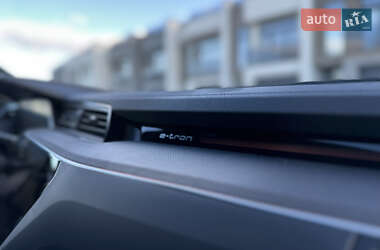 Внедорожник / Кроссовер Audi e-tron 2022 в 