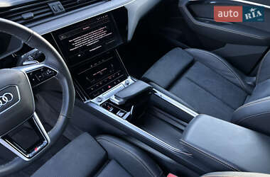 Внедорожник / Кроссовер Audi e-tron 2022 в 