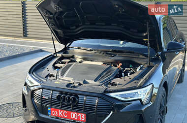 Внедорожник / Кроссовер Audi e-tron 2022 в 