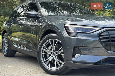 Внедорожник / Кроссовер Audi e-tron 2022 в 