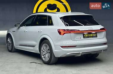 Внедорожник / Кроссовер Audi e-tron 2022 в 