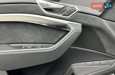 Внедорожник / Кроссовер Audi e-tron 2022 в 