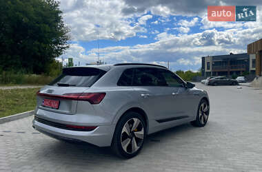 Внедорожник / Кроссовер Audi e-tron 2022 в 