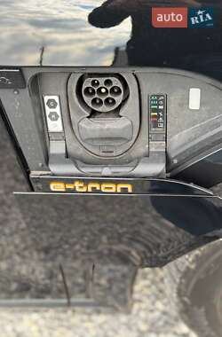 Внедорожник / Кроссовер Audi e-tron 2021 в 
