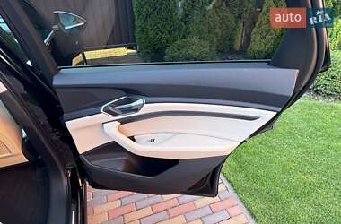 Внедорожник / Кроссовер Audi e-tron 2022 в 