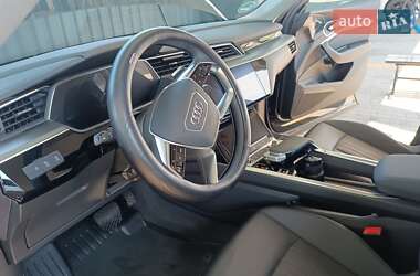 Позашляховик / Кросовер Audi e-tron 2022 в 