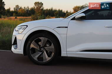 Внедорожник / Кроссовер Audi e-tron 2022 в 