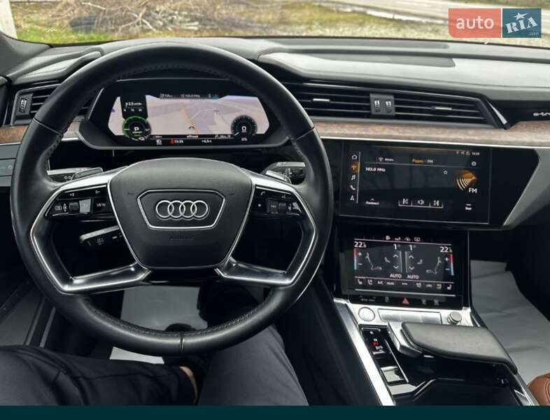 Позашляховик / Кросовер Audi e-tron 2019 в 