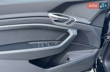 Позашляховик / Кросовер Audi e-tron 2022 в 