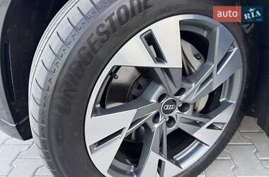 Позашляховик / Кросовер Audi e-tron 2022 в 