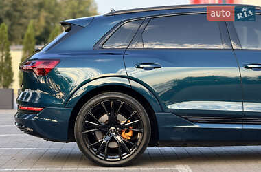 Внедорожник / Кроссовер Audi e-tron 2022 в 