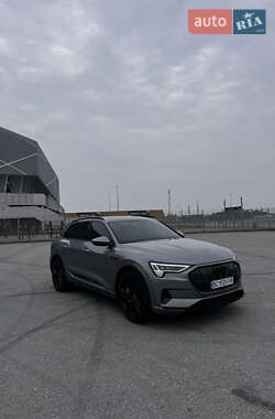 Внедорожник / Кроссовер Audi e-tron 2022 в 