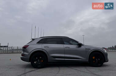 Внедорожник / Кроссовер Audi e-tron 2022 в 