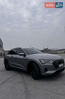 Внедорожник / Кроссовер Audi e-tron 2022 в 