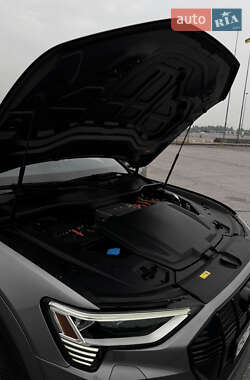 Внедорожник / Кроссовер Audi e-tron 2022 в 