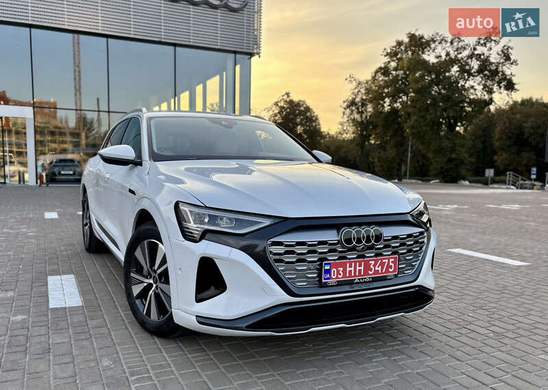 Внедорожник / Кроссовер Audi e-tron 2024 в 